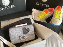 Chanel2020双色亮片包VS彩虹小白鞋