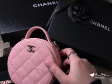 Chanel AP2502 粉色小圆饼包包 2021/22 Cruise