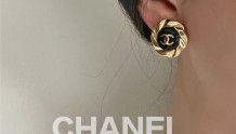Chanel 22A 黑金山茶花耳钉大号