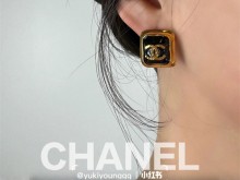 Chanel 23C，复古黑金方糖耳钉