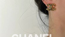 Chanel 23C黑金嵌金箔双C耳钉