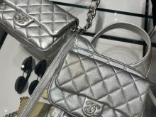 Chanel银色包 一次遇到两款 你们会选哪个？